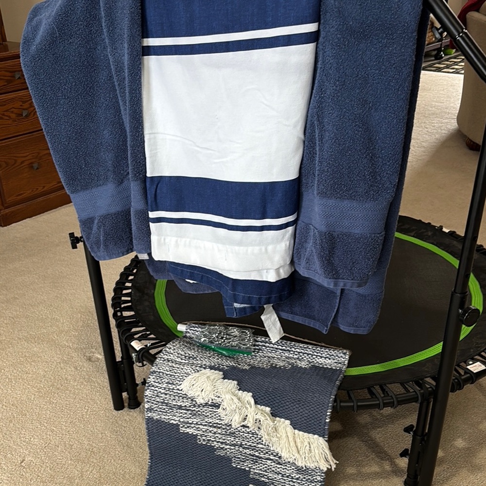 Shower curtain and bath towels - Picture 3 of 7